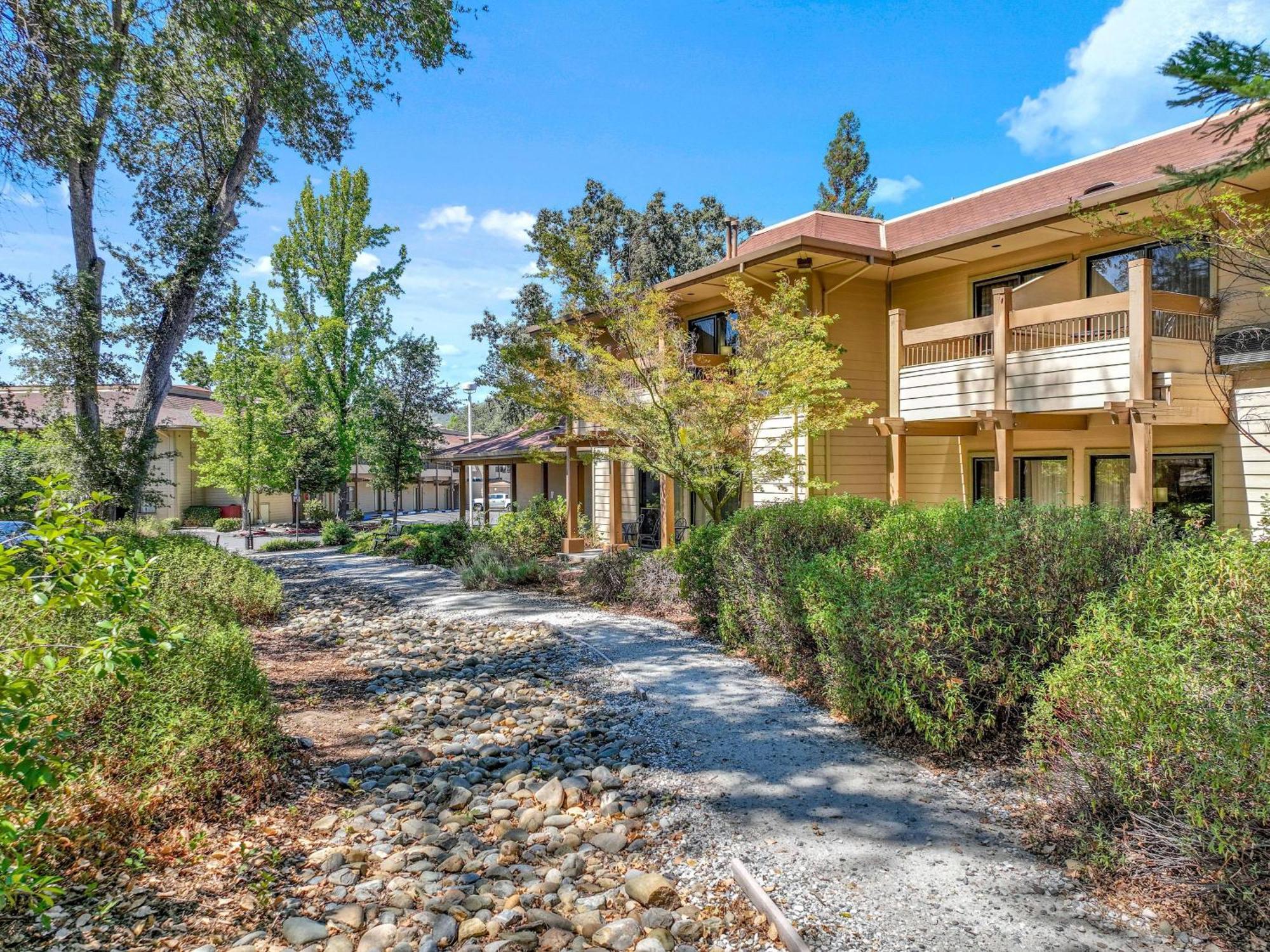 Best Western Plus Sonora Oaks Hotel And Conference Center Exterior photo